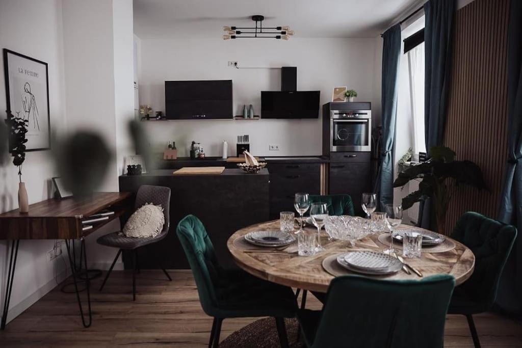 Cozy Dreams: Deluxe 2-Zimmer-Apartment -Kueche Нюрнберг Экстерьер фото